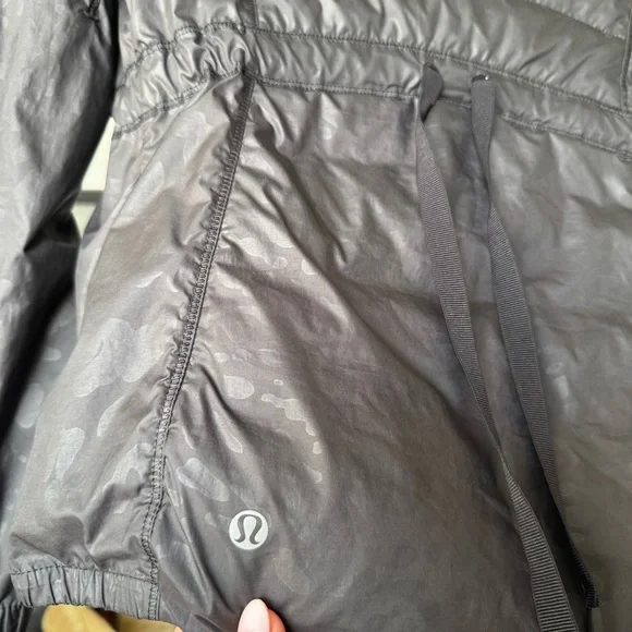 Lululemon Spring Fling Puffy Windbreaker Jacket Animal Swirl Black Size 4 - Picture 12 of 16